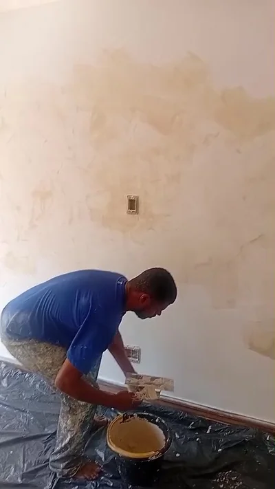 Pintor autônomo realizando pintura de apartamento na Barra da Tijuca, Rio de Janeiro