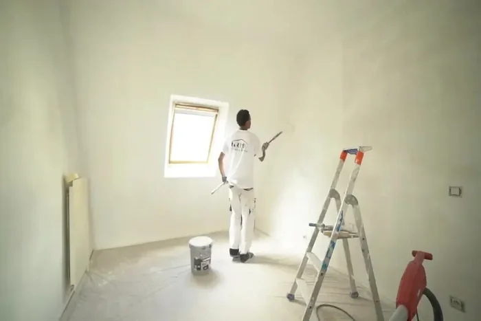 Profissional realizando realizo pintura de apartamento em Vila Isabel em Vila Isabel, Rio de Janeiro